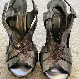 Textured silver patent leather platform pumps 4.5